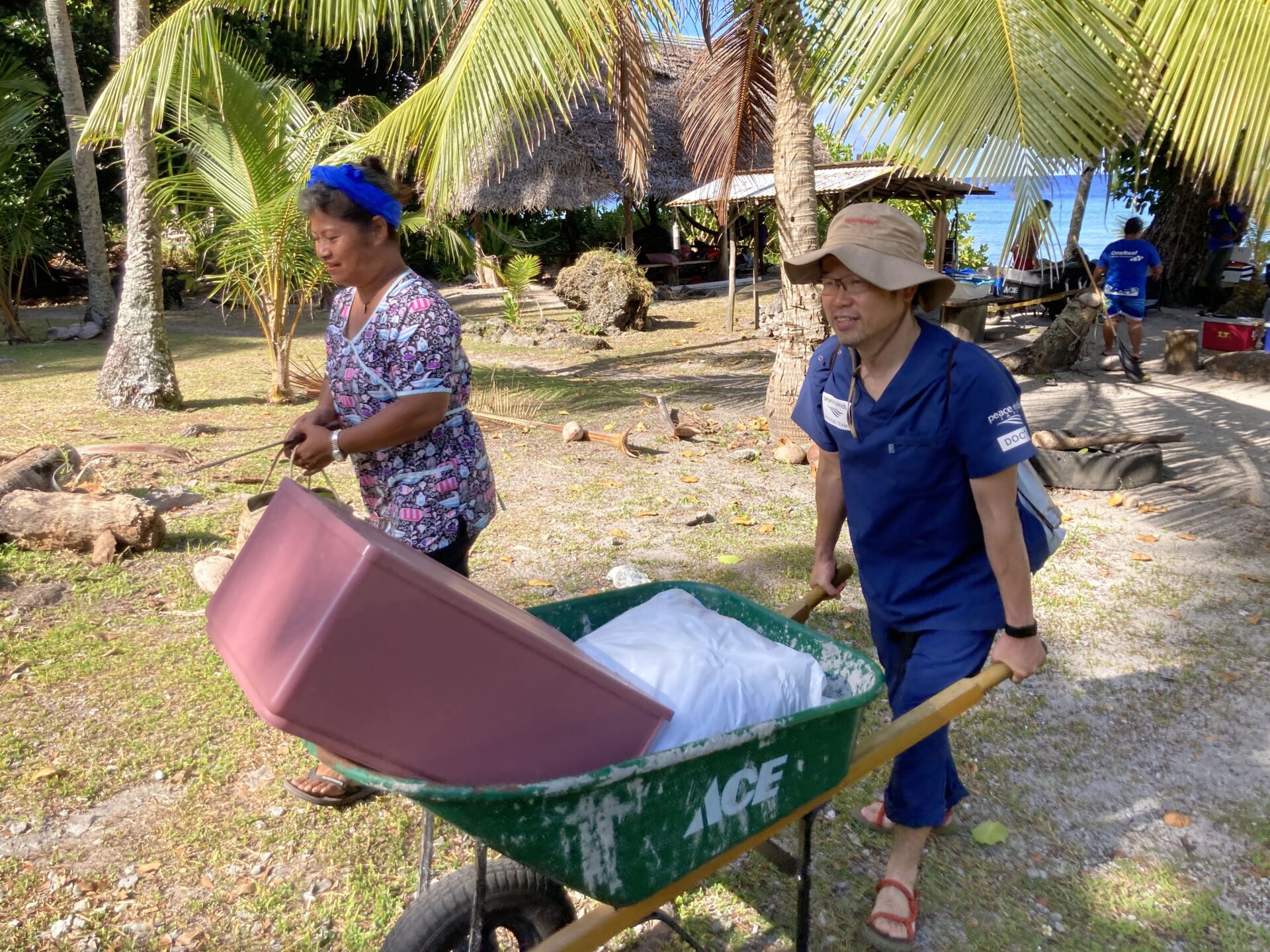 島で荷物を運ぶ稲葉医師