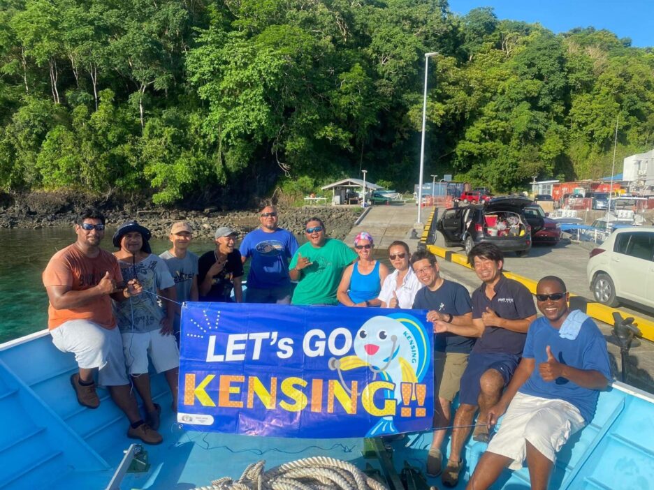 パラオでの記念撮影の様子