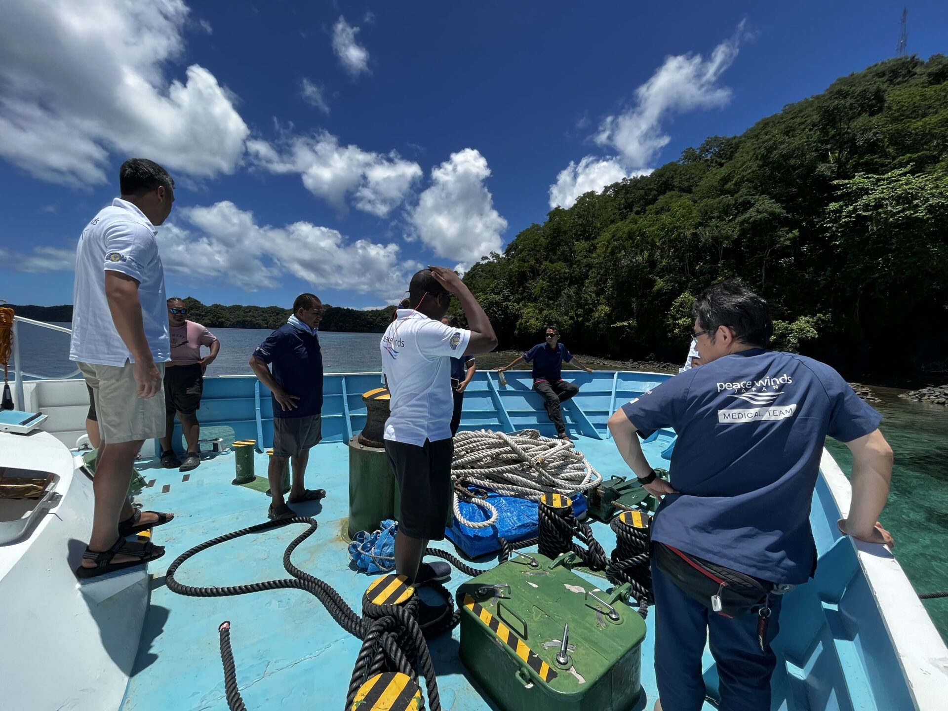 船で島に到着した際の様子