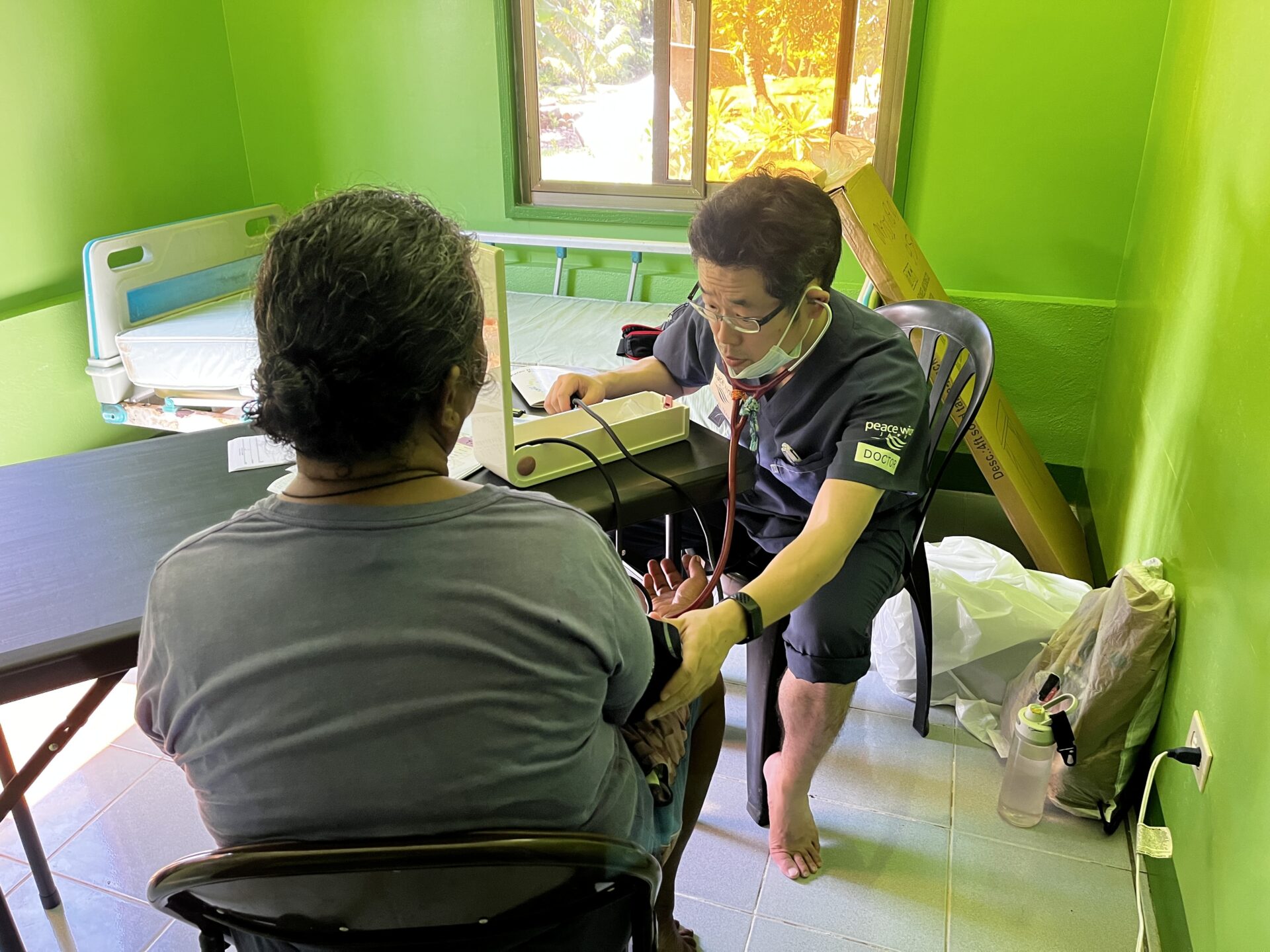 パラオでの検診中の様子