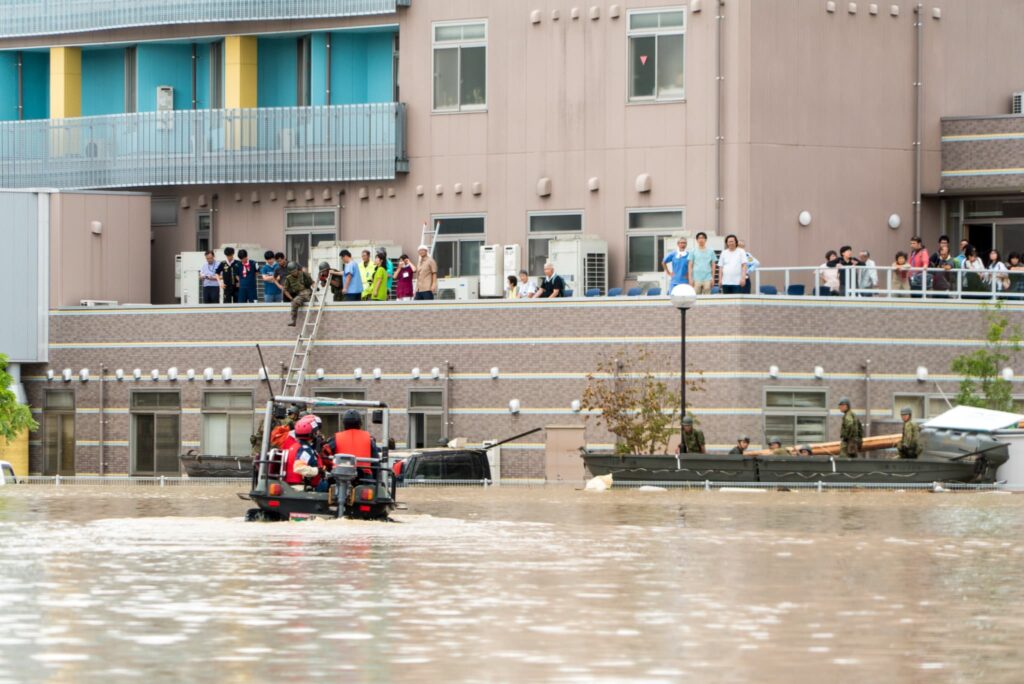 西日本豪雨での水没病院に水陸両用車で向かう様子