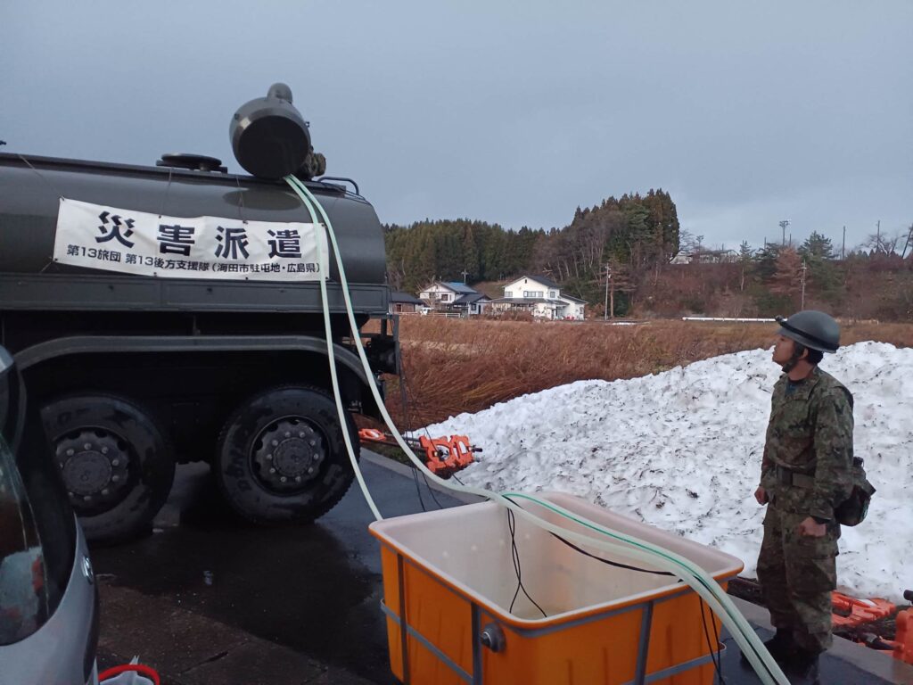 自衛隊車に給水