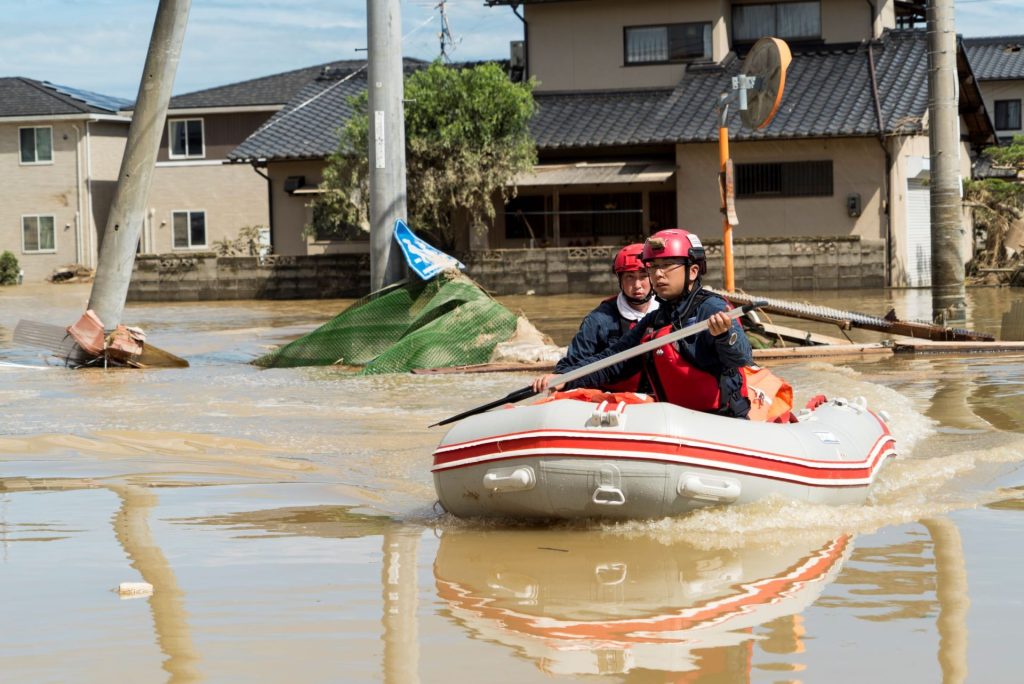 豪雨によって街が水没している様子