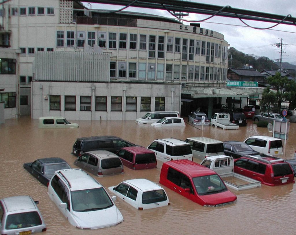 台風23号の襲来で水没した乗用車